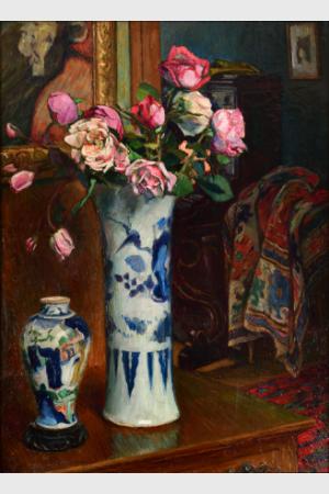 Vase de roses : tube Ming, pot chinois et oeuvres de Gauguin